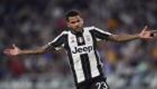 ألفيس يستعيد طفولته البائسة بصورة مع حمار