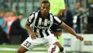 استبعاد إيفرا من مواجهة بولونيا يعزز شائعات رحيله