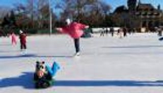 المسنّون في المجر يعشقون التزلج على الجليد