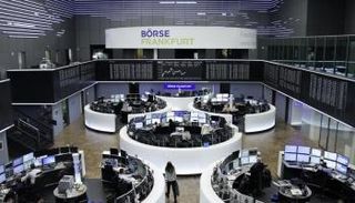 متعاملون أثناء التداول في بورصة فرانكفورت