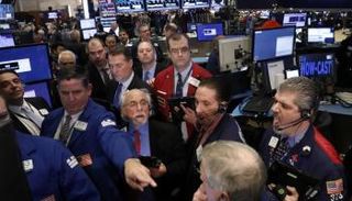 متعاملون أثناء التداول في بورصة نيويورك