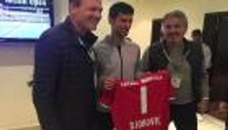 قميص البايرن هدية تتويج ديوكوفيتش بلقب قطر للتنس