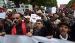 بالصور.. "لا لعودة الإرهابيين".. تونسيون يتظاهرون