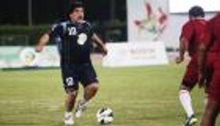 مارادونا يبرهن على احتفاظه بسحره بركلة حرة