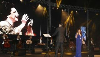 أم كلثوم في خلفية المسرح