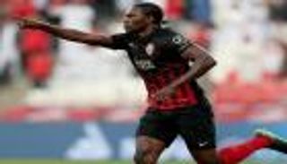 ديوب يضرب الجزيرة بأول أهدافه مع الأهلي