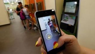 امرأة تلعب البوكيمون على هاتفها الذكي