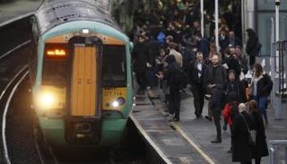 كثيرون تعطلت أعمالهم بسبب الإضراب