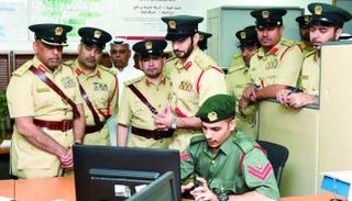 اللواء خليل المنصوري مع عدد من الضباط بشرطة دبي