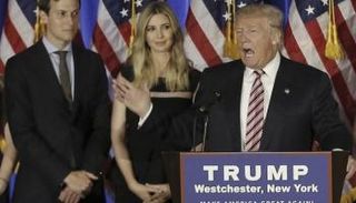 ترامب (إلى اليمين) وبجواره ابنته وزوجها جيرد كوشنر في نيويورك