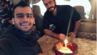 بالفيديو.. تامر حسني يحقق حلم شاب في عيد ميلاده