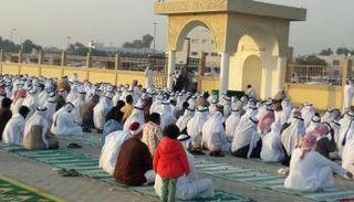 جانب من المصلين في دولة الإمارات