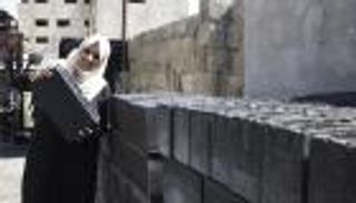 بالصور.. فلسطينيتان تخترعان "الكعكة الخضراء" بديلًا للخرسانة