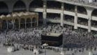 مصر.. رحلات العمرة تفجر أزمة بين الحكومة وشركات السياحة