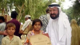 البستكي أثناء تقديم المساعدات الإنسانية