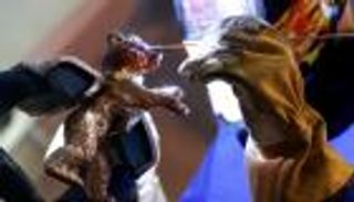 بالصور.. مراحل تصنيع "دب" برلين الذهبي