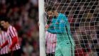 جماهير برشلونة تهتف لبيكيه نكاية في الإدارة والمدرب