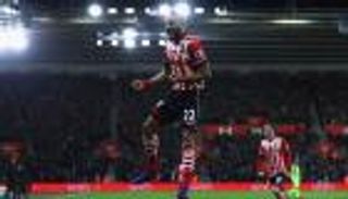 دفاع ليفربول يمنح مهاجم ساوثهامبتون أول أهدافه في الرابطة