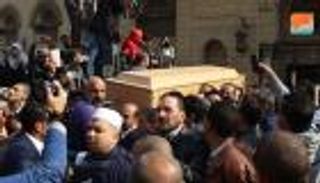 بالصور.. فنانو مصر يودعون كريمة مختار إلى مثواها الأخير