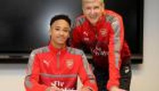 يونايتد يجبر لاعب أرسنال الجديد على إغلاق حساب "تويتر"