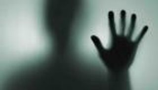 إذا كنت تشاهد أشباحا حولك.. توجه لطبيب العيون فورا