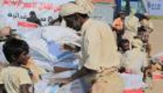 الهلال الأحمر الإماراتي يوزع مساعدات غذائية على سكان باب المندب