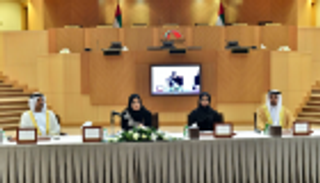 أمل القبيسي تستعرض جهود الإمارات في الطاقة النظيفة أمام وفد عالمي