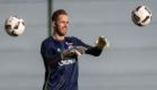 حارس شالكة يشتري 50 تذكرة للاستمتاع بذكرياته