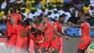 بالفيديو.. مدافع يقتل أفراح الجابون بهدف تاريخي لغينيا بيساو