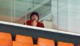 زازا يراقب فالنسيا من مدرجات الميستايا