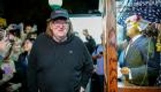 مايكل مور يصف ترامب بـ"الطفل".. ويدعو الصحفيين للتكاتف