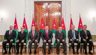 ملك الأردن مع رئيس الوزراء والوزراء الجدد 