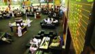 شاشات بورصات الخليج أغلبها  "خضراء" بداية الأسبوع