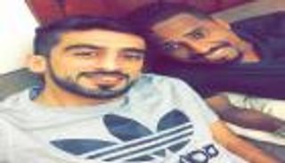 لاعب الوحدة يثير الجدل بصورته مع الشمراني