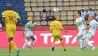 محرز ينقذ الجزائر من هفوات الدفاع أمام زيمبابوي