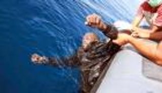 مقبرة المتوسط تبتلع 100 مهاجر