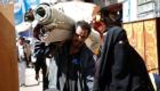 الرواتب بالبريد.. حكومة اليمن تسارع لإنقاذ ضحايا فساد الحوثي