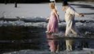 الغطس في مياه متجمدة للفوز بلقب "ملك الجليد"