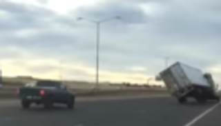 بالفيديو .. انقلاب شاحنة بسبب الرياح