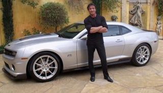 سلفستر ستالون مع إحدى سياراته