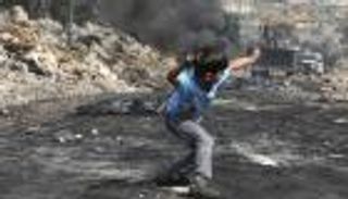 السجن والغرامة لطفل فلسطيني بتهمة "رشق الحجارة"