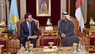 منصور بن زايد يستقبل وفدا وزاريا من جمهورية كازاخستان