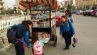 بالصور: عجلة للكتب تجوب شوارع القاهرة