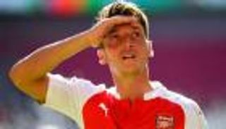 صورة.. أوزيل يلاعب "الأفاعي" في المغرب