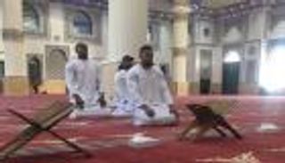 صورة بمسجد في دبي توقع بطل العالم في "نار المتعصبين"