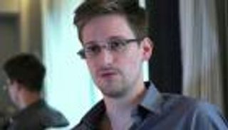 روسيا تمدد إقامة سنودن عامين آخرين