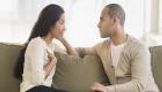 الرجل أم المرأة.. من يعطينا معلومات أكثر أثناء حديثه؟
