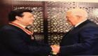 بالصور.. هاني شاكر يزور قبر ياسر عرفات.. وأبو مازن يكرمه