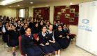 بالصور.. "نور دبي" تعالج الأثر النفسي لمشاكل النظر لدى الطلاب