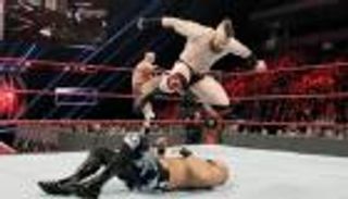 شيموس وسيزارو يحتفظان ببطولة التاج تيم رغم الخسارة